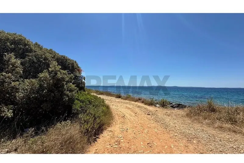 VIR - GRAĐEVINSKO ZEMLJIŠTE, PRVI RED DO MORA, T2 ZONA UGOSTITELJSKO - TURISTIČKE NAMJENE 605 m2