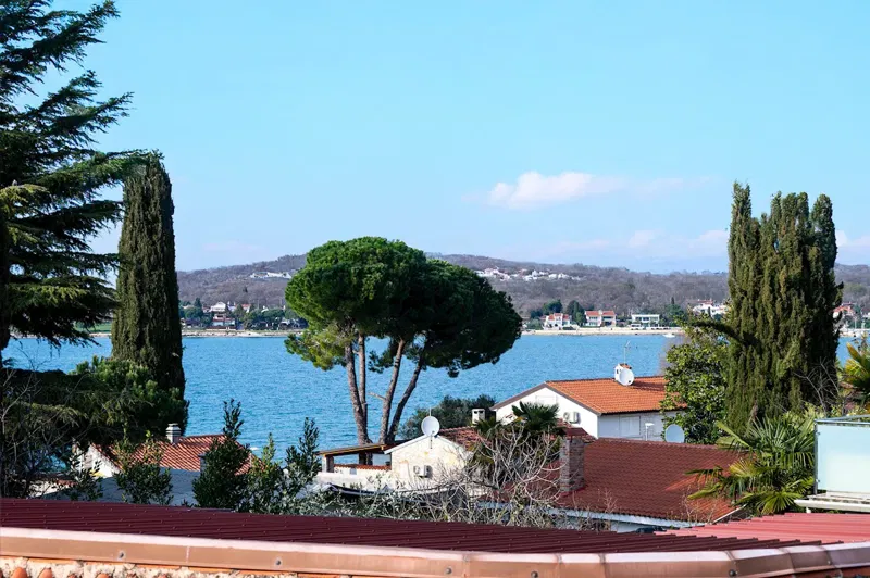 KUĆA S BAZENOM – SAMO 50 m OD MORA