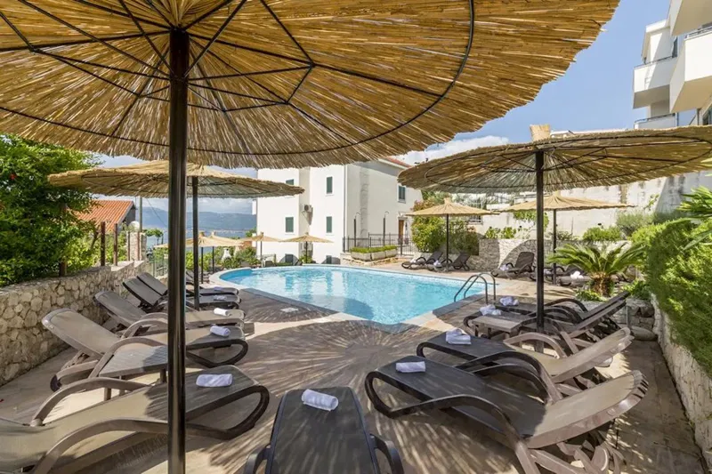 Real Estate Čiovo - Fully Furnished Apartment with Garden and Shared Pool