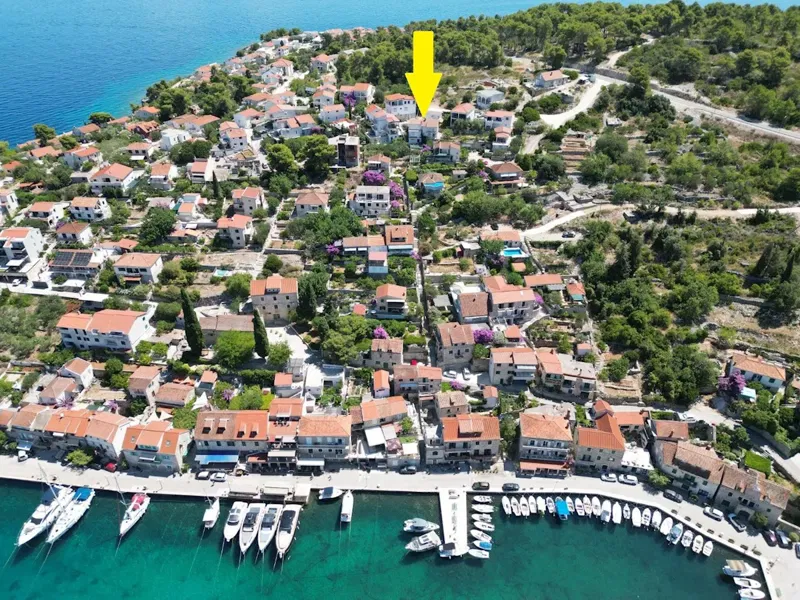 Šolta, Stomorska - troetažna kuća s terasama i lijepim pogledom na more