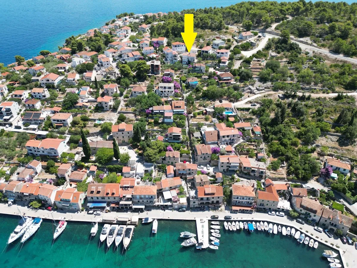 Šolta, Stomorska - troetažna kuća s terasama i lijepim pogledom na more