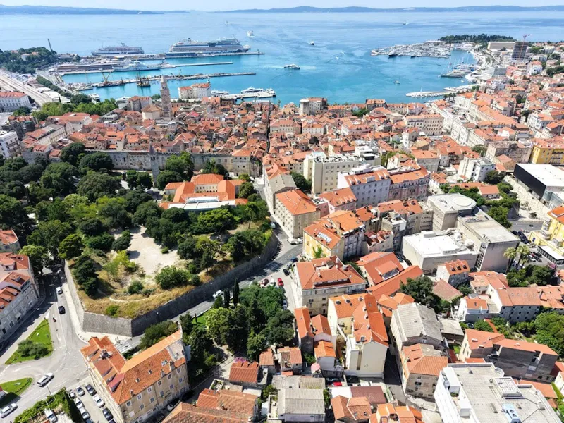 Split, Zentrum – Dreistöckiges Steinhaus mit Terrasse und Innenhof