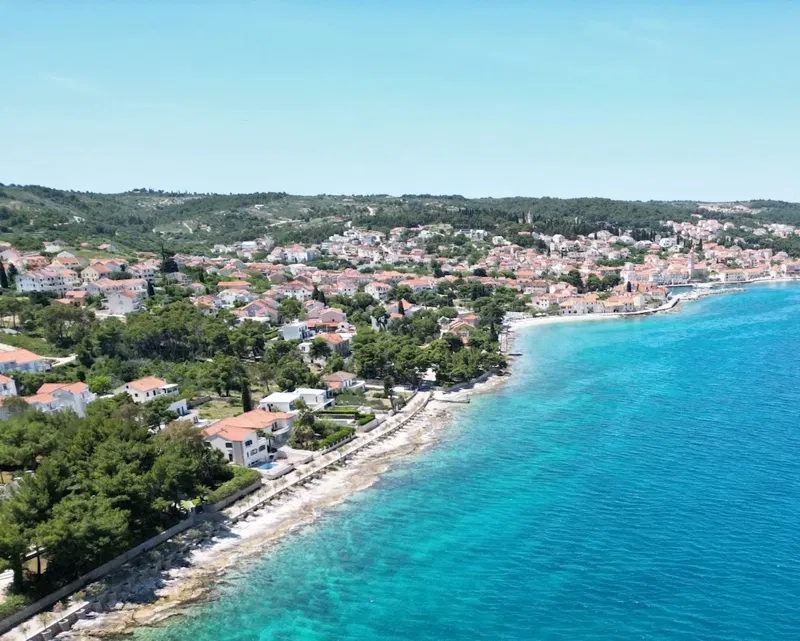 Brač, Sutivan – Attraktives landwirtschaftliches Grundstück mit 4.250 m² und Meerblick