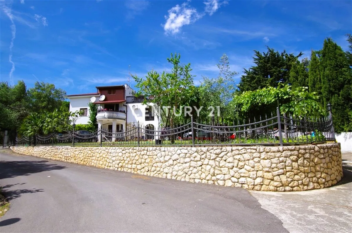Posedarje, apartmanska zgrada 70 m od plaže