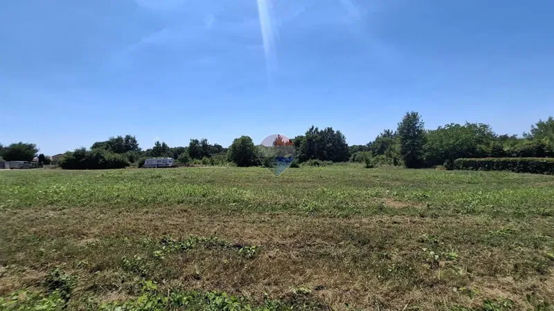 ISTRA, NOVIGRAD – negrađevinska parcela s odličnim pristupom, 1.114 m²