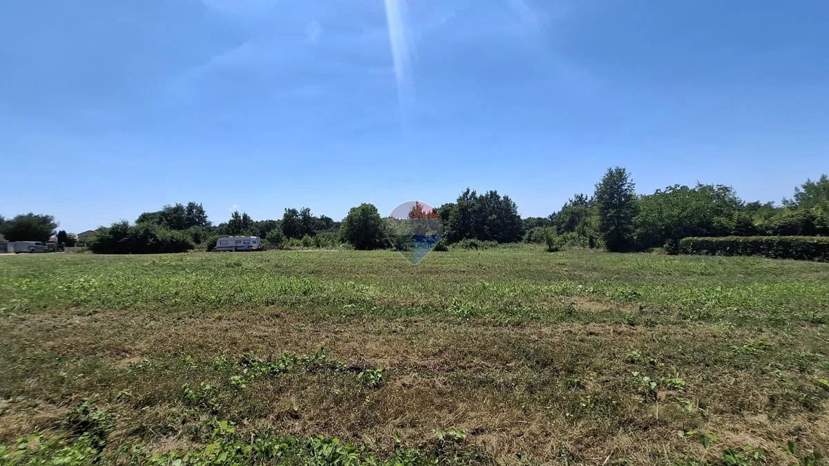ISTRA, NOVIGRAD – negrađevinska parcela s odličnim pristupom, 1.114 m²