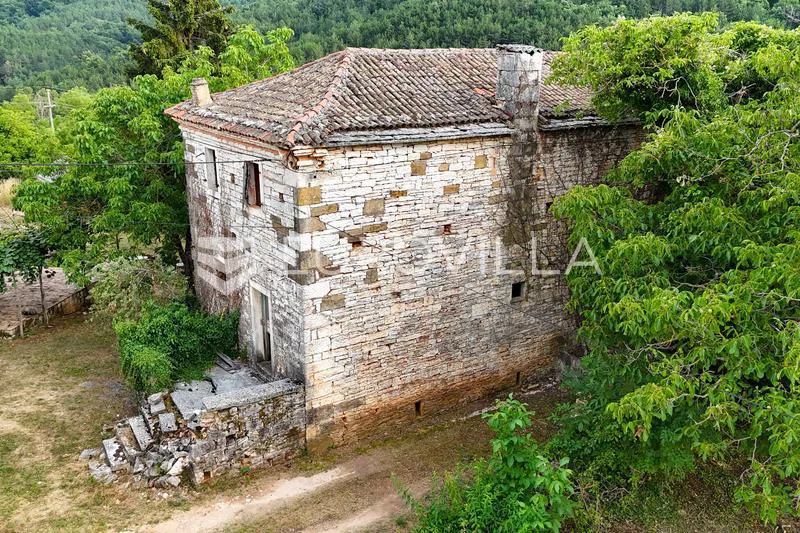 Istra, okolica Oprtlja, Autentična kamena istarska kuća s građevinskim zemljištem