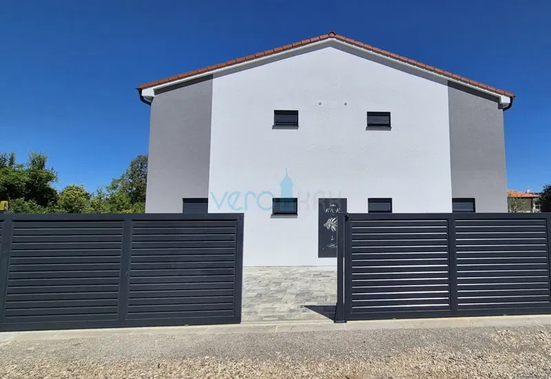 Malinska,  okolica, otok Krk, novogradnja, montažna kuća sa dva stana i bazenom, okućnica, prodaja