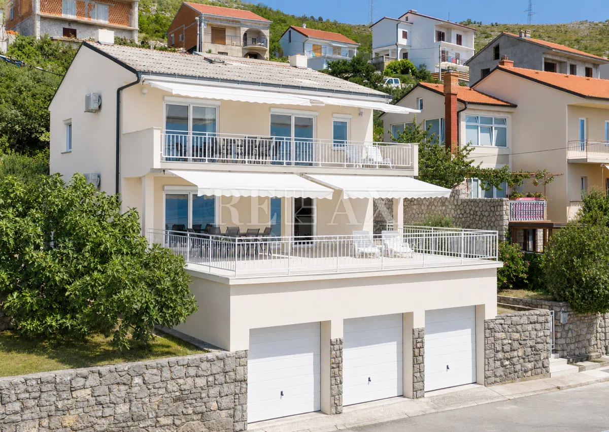 Senj - casa con due appartamenti, tre garage e vista panoramica