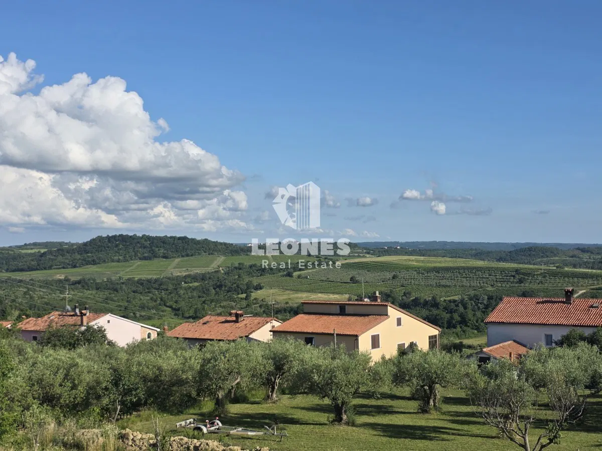 Građevinsko zemljište s građevinskom dozvolom s predivnim pogledom u Bujama