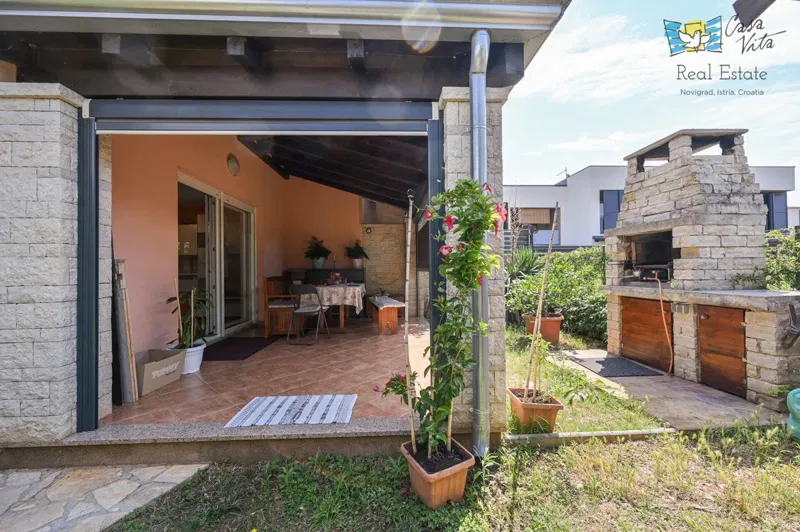 ISTRA, TAR -  Dvojna kuća 120 m² u centru mjesta, uz more – parking, kamin, vrt
