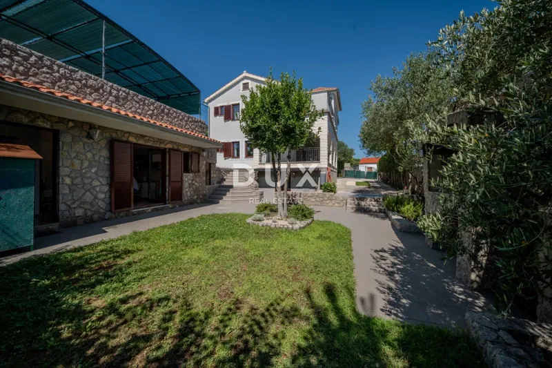 ISLAND OF KRK, TOWN OF KRK (SURROUNDINGS) - Perfect family peace: immediately move-in coastal house with large terraces just 5 minutes from the beaches – 2