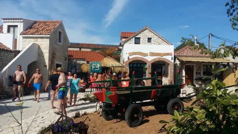 VODICE, top lokacija, 1. red do mora, ugostiteljski objekti uz plažu