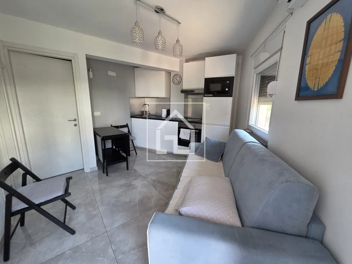 Stan Stan u prizemlju sa terasom  + studio apartman sa vrtom .Ekskluzivna prodaja!