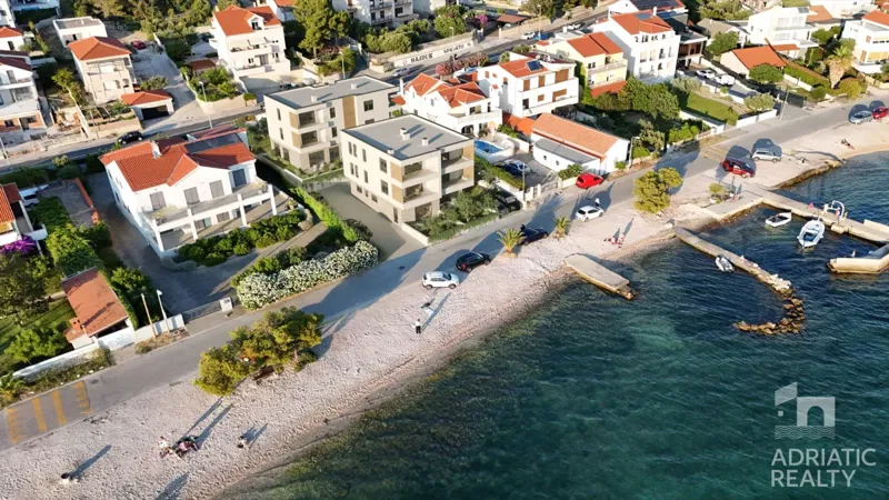 Stan na prvom katu u prvom redu do mora – Brodarica (Novogradnja)