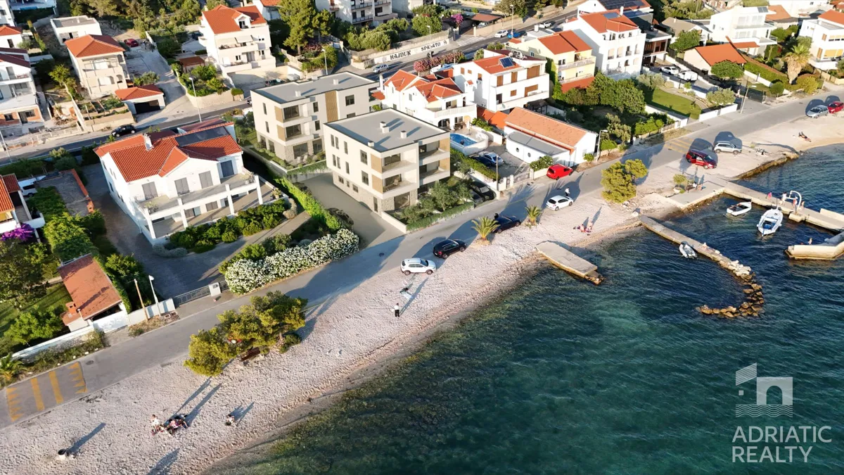 Stan na prvom katu u prvom redu do mora – Brodarica (Novogradnja)