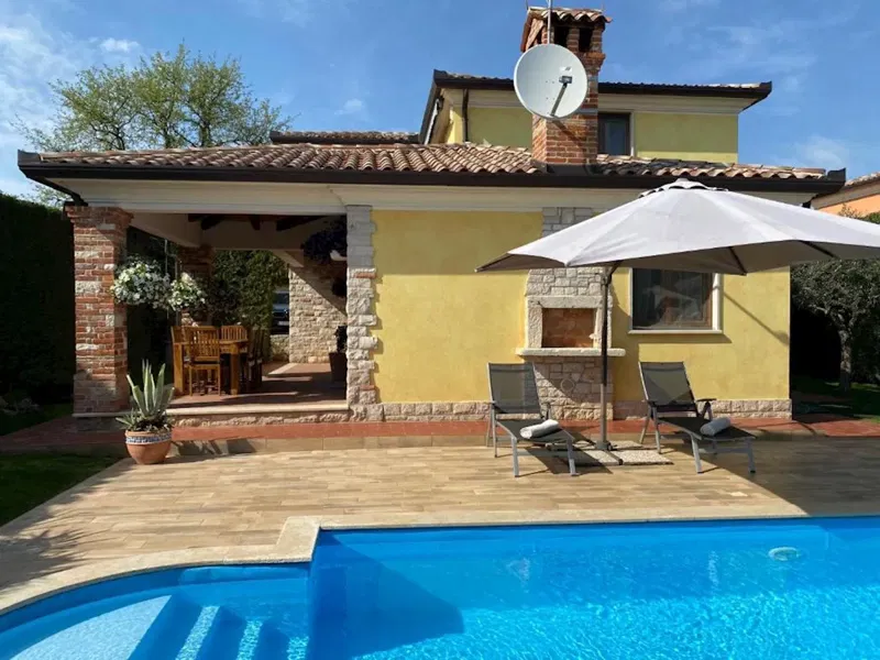 Mediteranska vila s bazenom – 300 m od mora - PRILIKA!