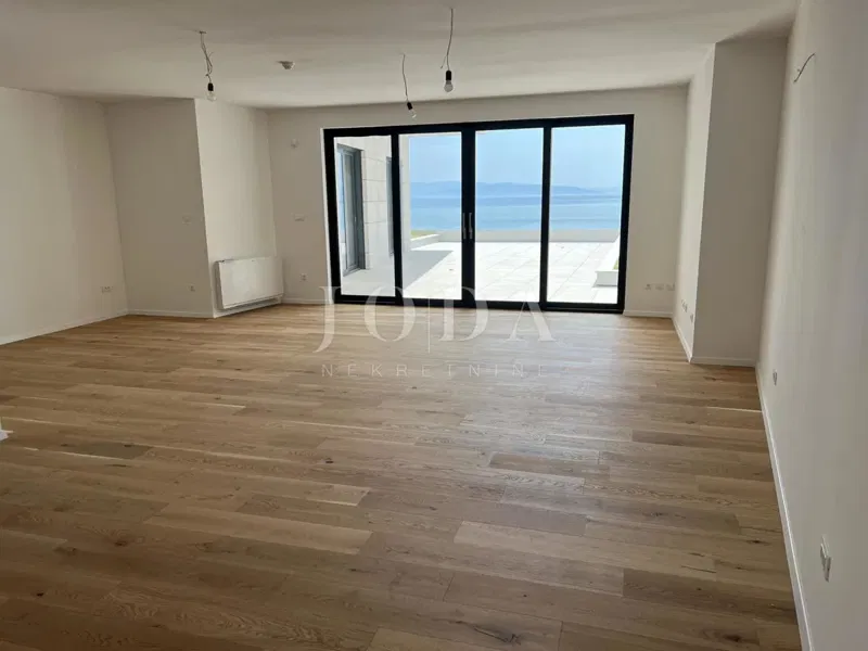 FIUME - GROTTE | Lussuoso appartamento al 4° piano, prima fila al mare – 3