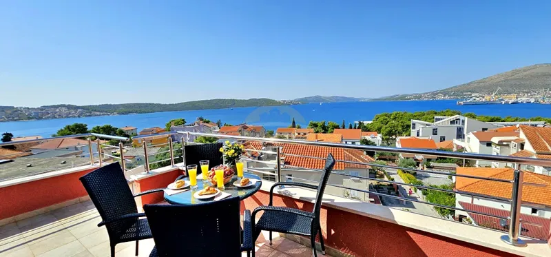 Luksuzan dvosoban stan s dva balkona, pogledom na more i bazenom – 150 m od plaže, Okrug Gornji