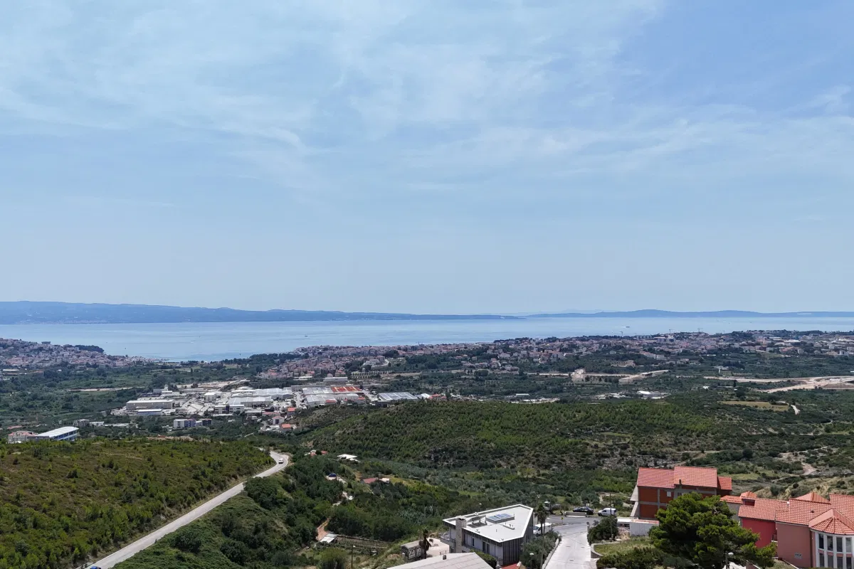 Građevinsko zemljište s pogledom na more u blizini Splita