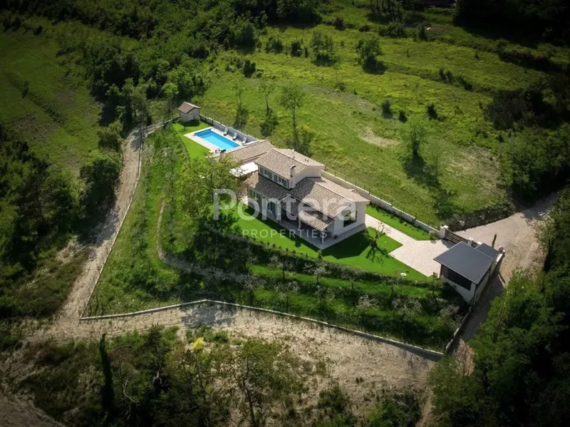ISTRA, GROŽNJAN - luksuzna vila s grijanim bazenom i 2.441 m² privatne okućnice