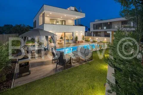 Prodaja, Vrsar, Funtana, šesterosobna vila 151m2, bazen