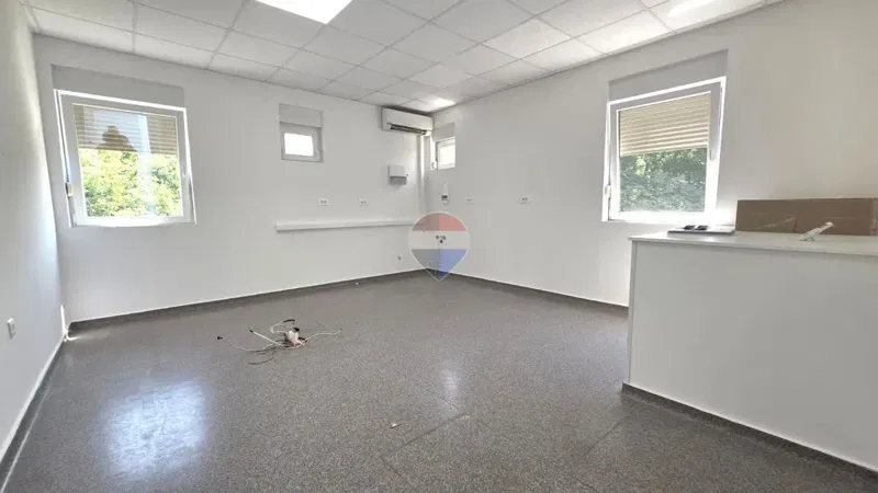 Viškovo, Centar, Poslovni prostor s parkingom i prilazom za invalide, 200m2