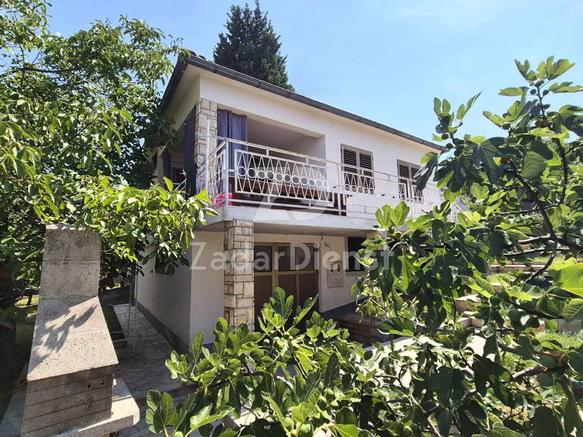 Predivna kuća sa 2 stambene jedinice u Karinu