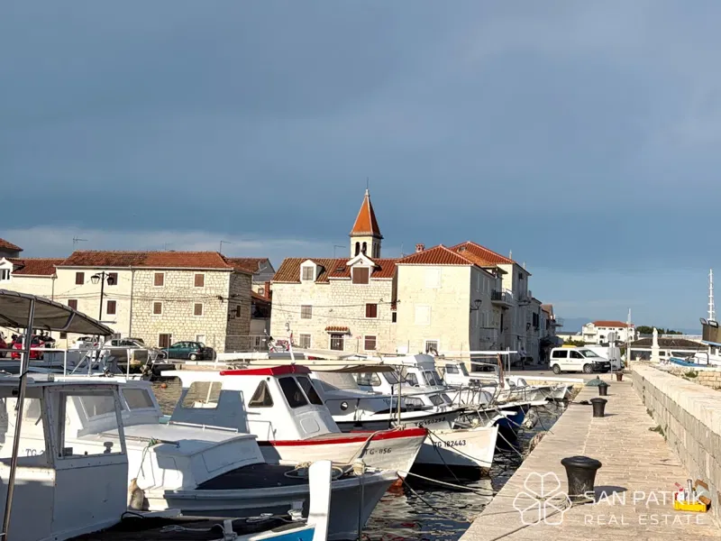 Seget Donji - Trogir: Drei-Zimmer-Wohnung (89 m2) in moderner Neubauanlage