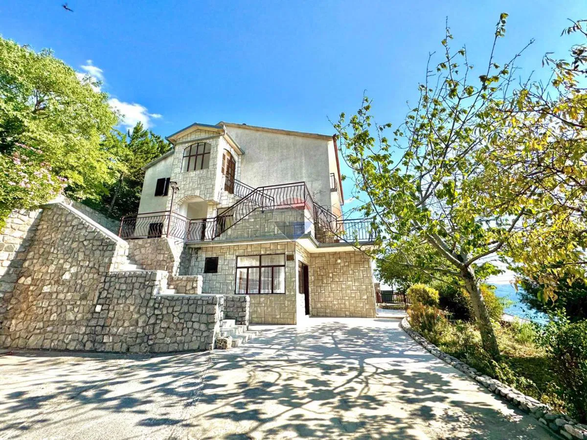 Senj- kuća sa 3 stana 150 m od mora