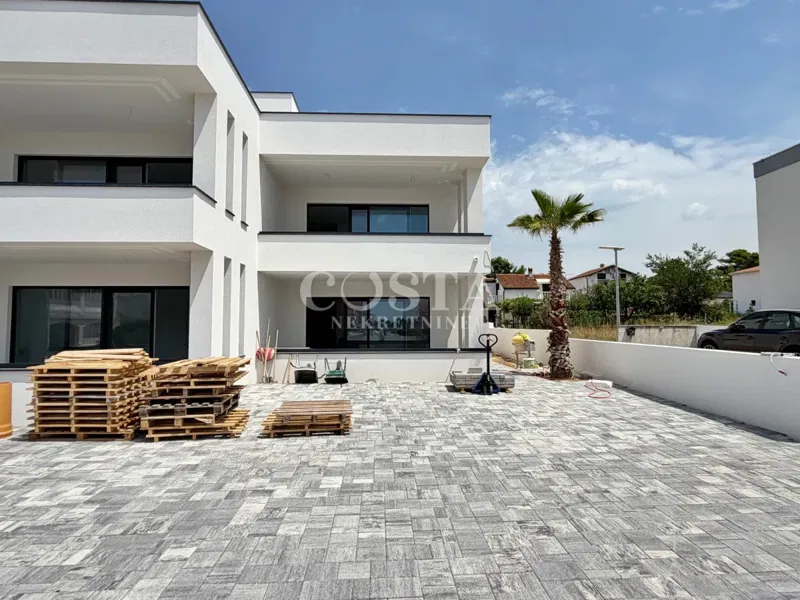 ZADAR, PRIVLAKA - Stan s vrtom u novogradnji S2