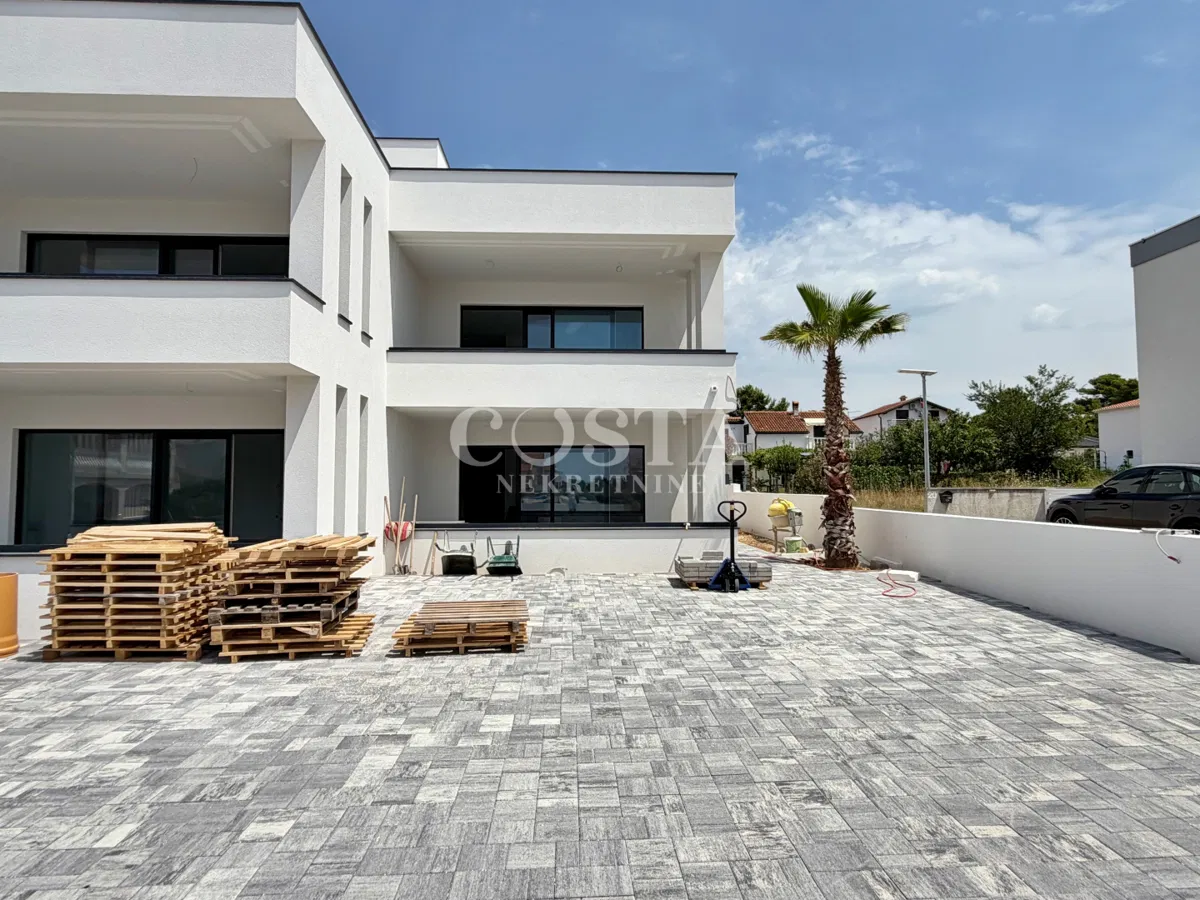 ZADAR, PRIVLAKA - Stan s vrtom u novogradnji S2