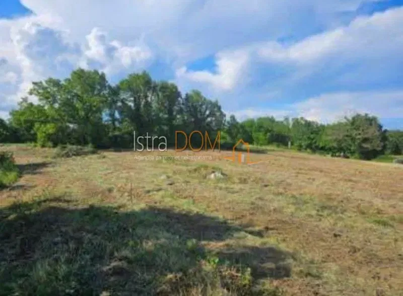 *Žminj, građevinsko zemljište 1410m2*