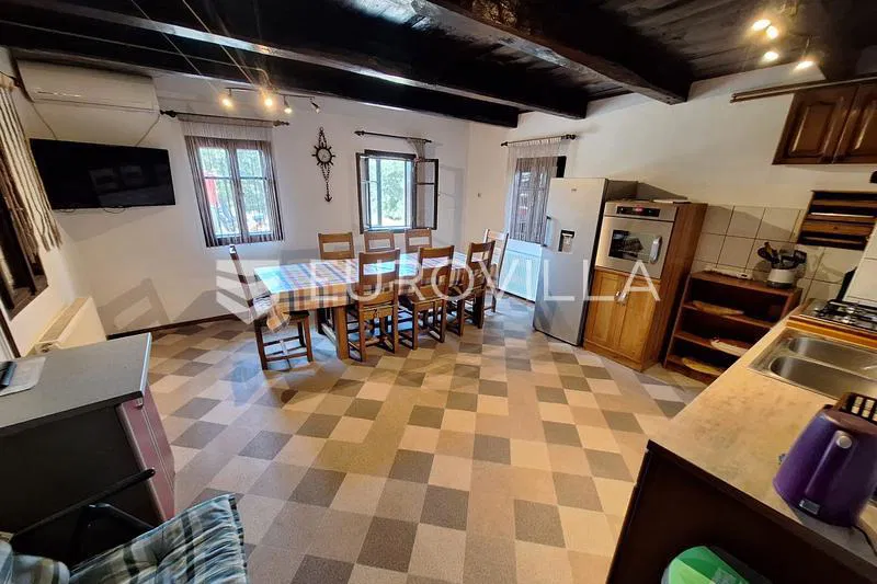 Karlovac, Zadobarje, kuća 225 m², renovirana, kompletno opremljena
