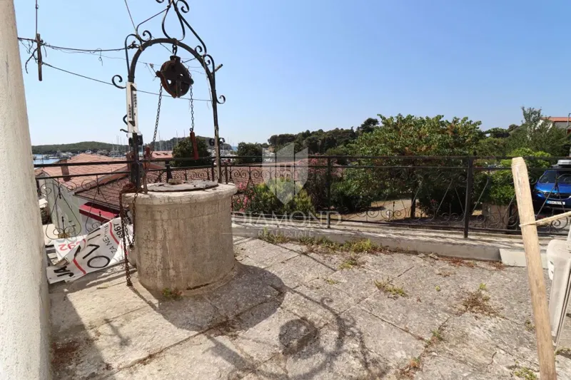 Kuća u samom centru Vrsara s prekrasnim pogledom na more – odlična prilika za renovaciju