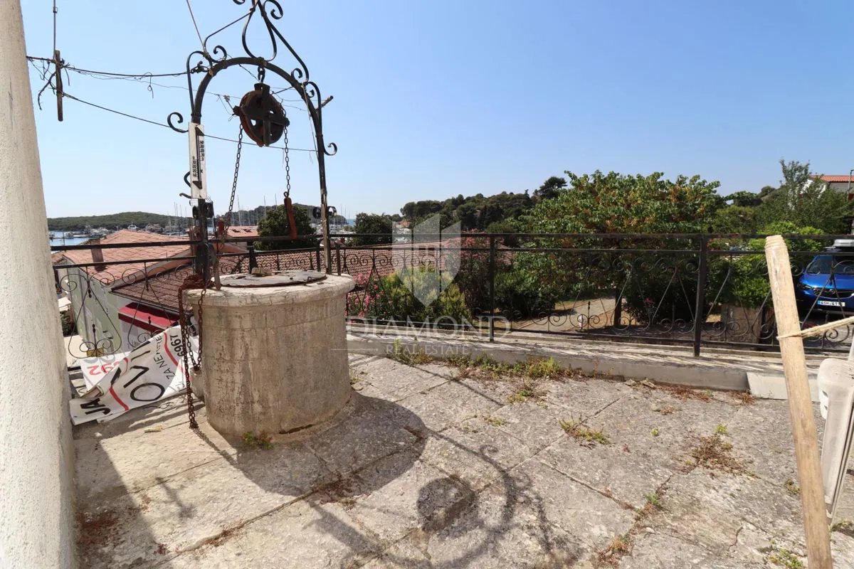 Haus im Zentrum von Vrsar mit traumhaftem Meerblick – hervorragende Renovierungsmöglichkeit