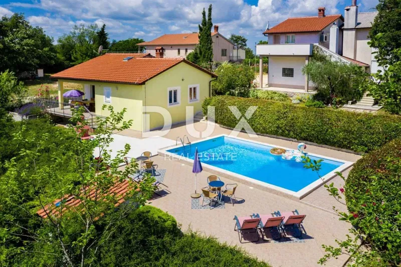 ISZTRIA, ŽMINJ – 9032 m²-es ingatlan, három családi ház, két úszómedence – 2