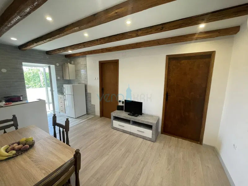 Otok Krk, Krk šira okolica, kuća u nizu 70m2 sa okućnicom i vrtom 600m2, prodaja