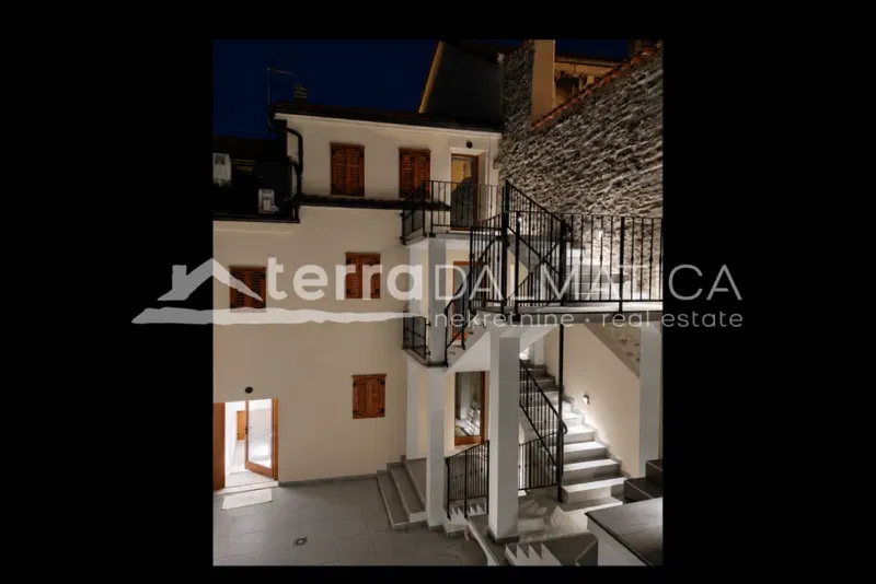 Renovirana kamena kuća u centru Skradina - 3 apartmana i vrt