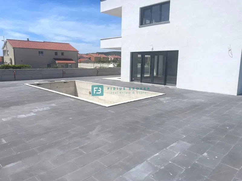 VODICE, novo, prizemlje, bazen, vrt 204 m2, 3 spavaće sobe, spremište – 2