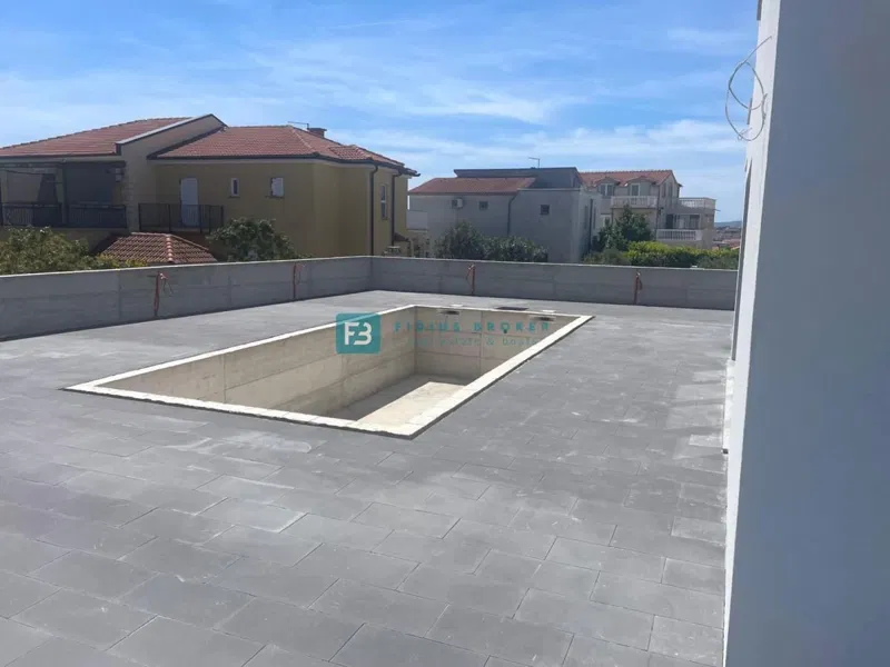 VODICE, novo, prizemlje, bazen, vrt 204 m2, 3 spavaće sobe, spremište – 3