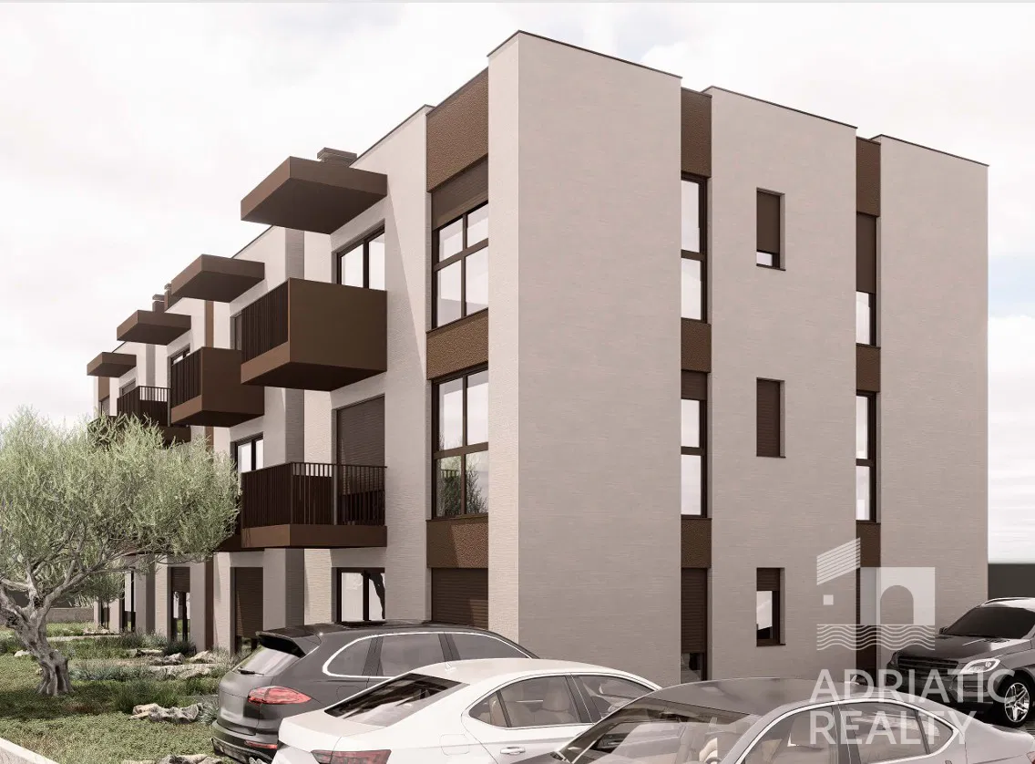 Vodice, dvosoban stan u novogradnji, 600m od plaže