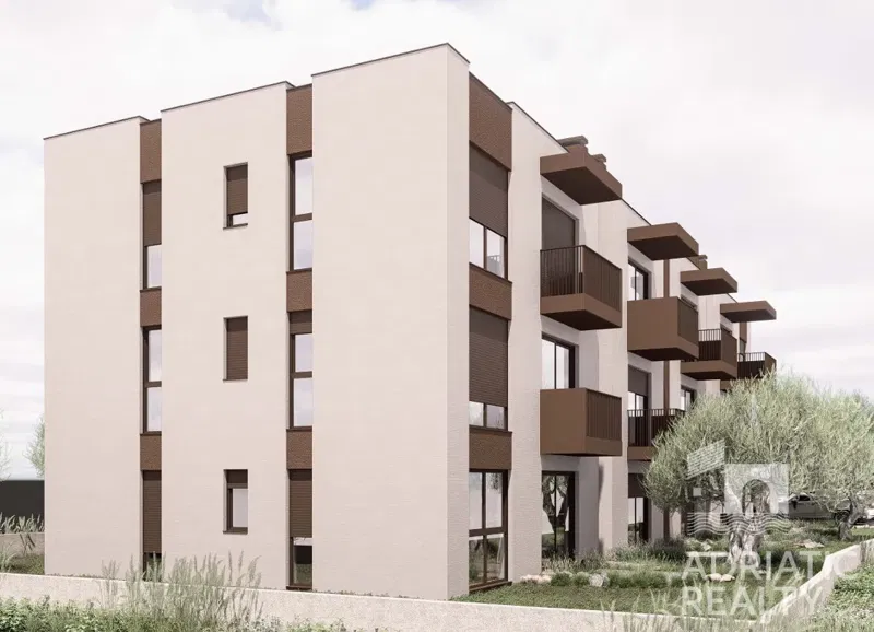 Vodice, dvosoban stan s vrtom na mirnoj lokaciji