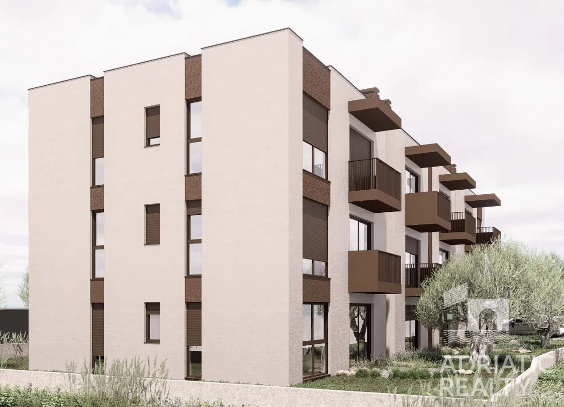 Vodice, dvosoban stan s vrtom na mirnoj lokaciji