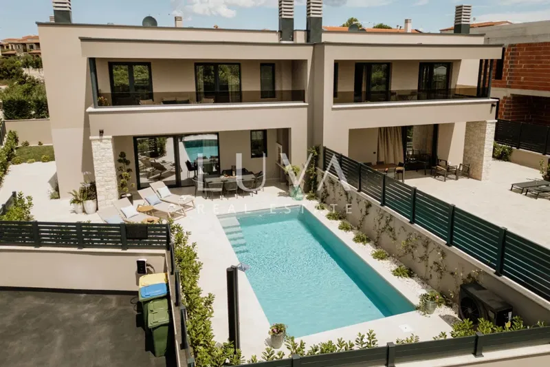 Istra, Poreč, moderna kuća s grijanim bazenom, NKP 127 m²