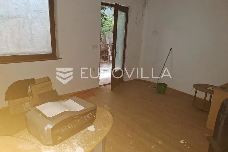 Karlovac, Zvijezda, poslovni prostor 24 m² s terasom u centru grada