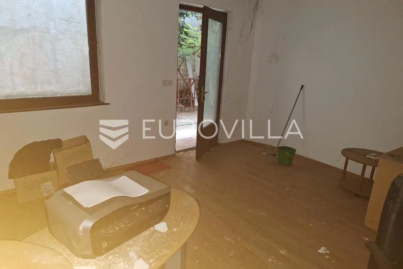 Karlovac, Zvijezda, poslovni prostor 24 m² s terasom u centru grada
