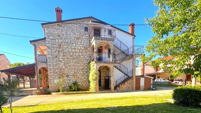 Istra,Brtonigla-Imanje s kućom 330 m² i 7.800 m² okućnice
