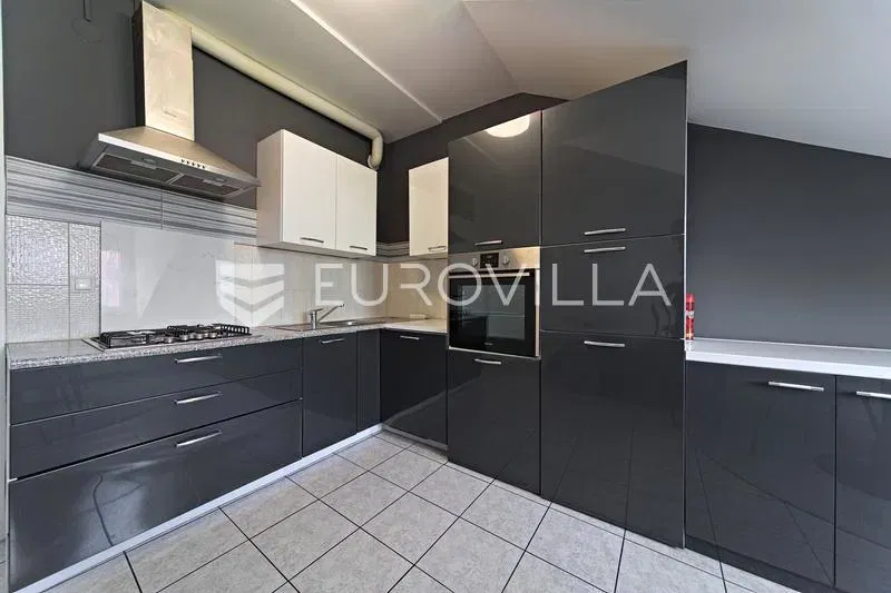 Osijek, Gornji Grad - Fully Furnished Three-Bedroom Apartment for Sale, 73 m², Excellent Location – 2