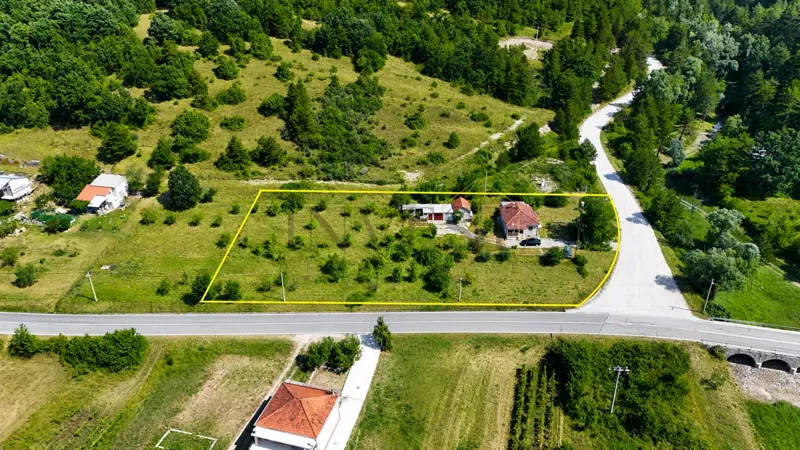 DONJI MUĆ–OBITELJSKA KUĆA S GARAŽOM I 4.500 M² GRAĐEVINSKOG ZEMLJIŠTA
